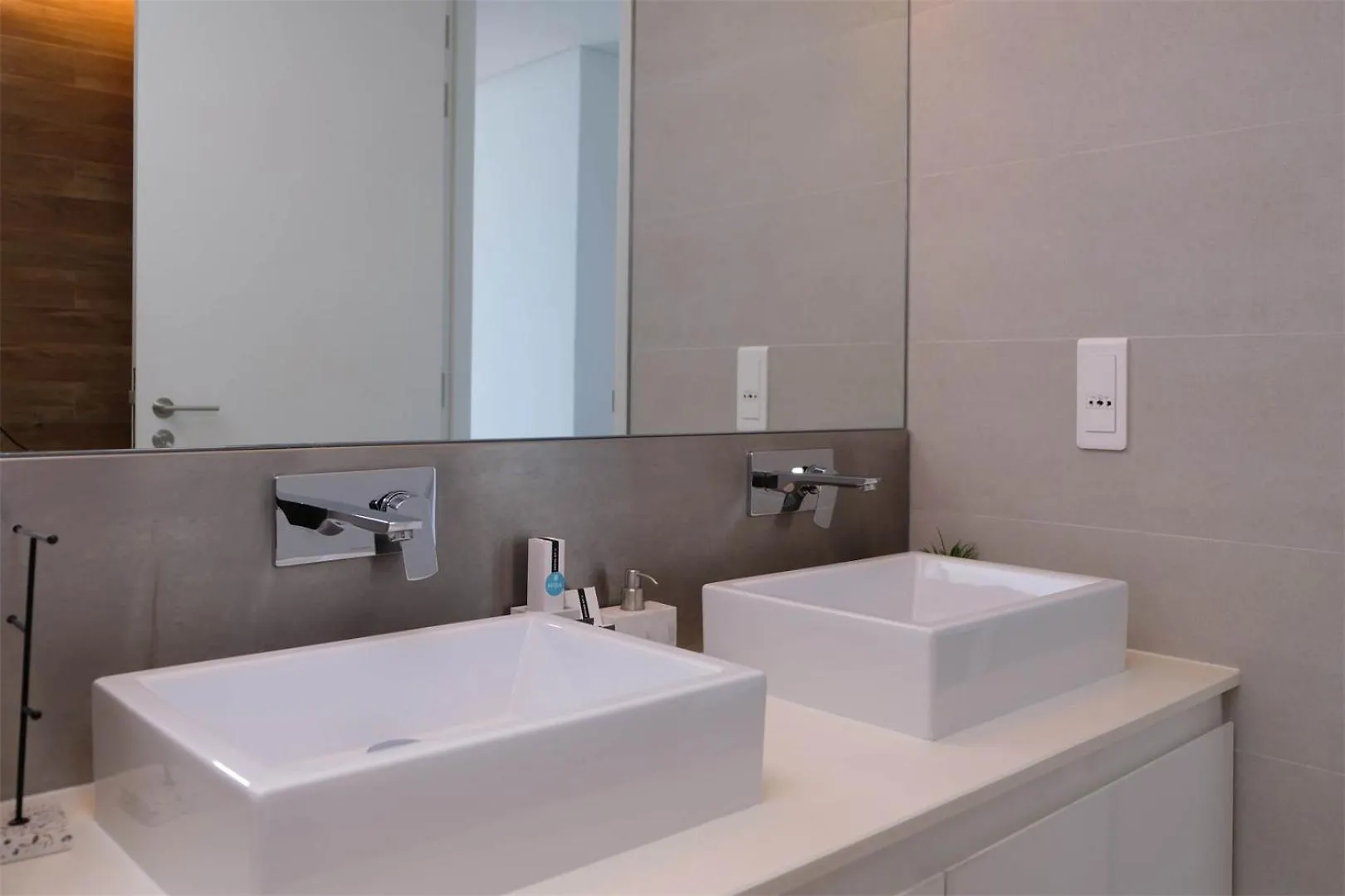 Mira Holiday Homes - Luxury 1 Bedroom With Sea View Dubai Apartment